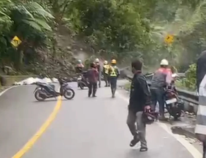 Longsor di Jalur Lembah Anai Lumpuhkan Total Arus Lalu Lintas Padang-Bukittinggi