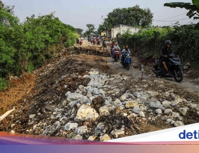 Jalan Raya CBL Cibitung Rusak Parah, 4 Titik Longsor Berbulan-bulan Tak Teratasi