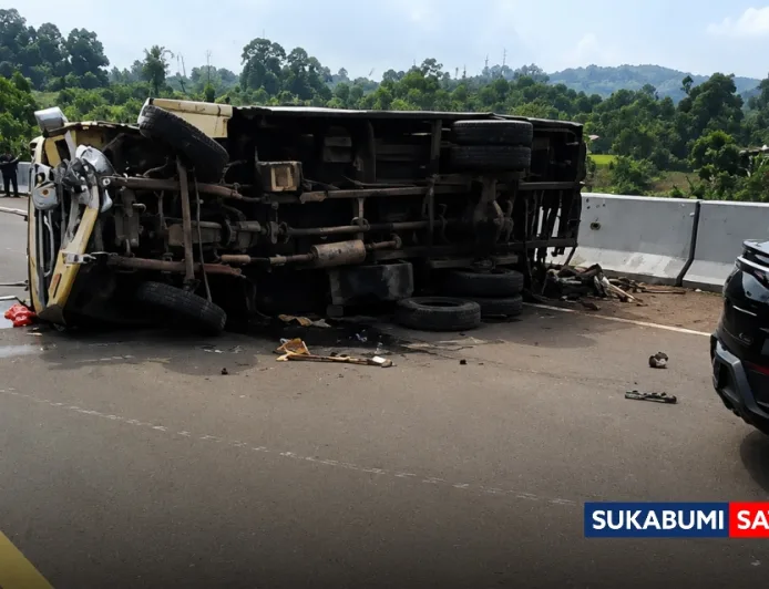 Kecelakaan Tol Bocimi KM 71: Truk Wingbox Terguling Usai Tabrakan Mobil Listrik BYD