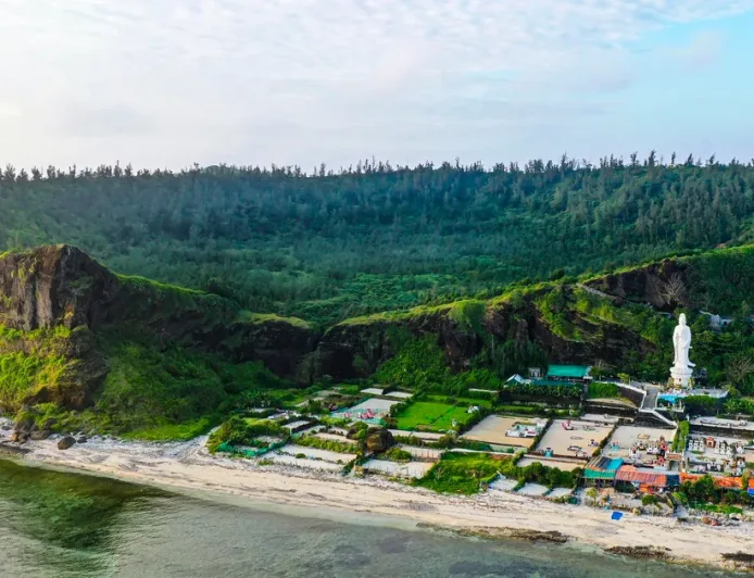 Dua lokasi wisata terkenal di Pulau Ly Son menghadapi risiko tanah longsor.