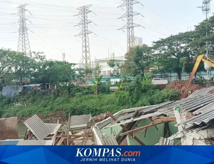 Tanah Longsor di Benhil Jakpus, Satu Rumah dan Tempat Pembuangan Sampah Ambruk