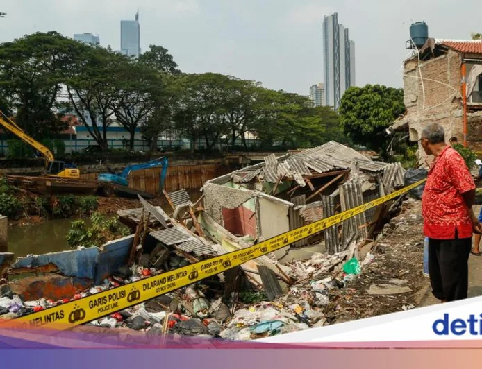 Tebing Ambrol di Petamburan, Rusak Bangunan dan Timbun Kendaraan