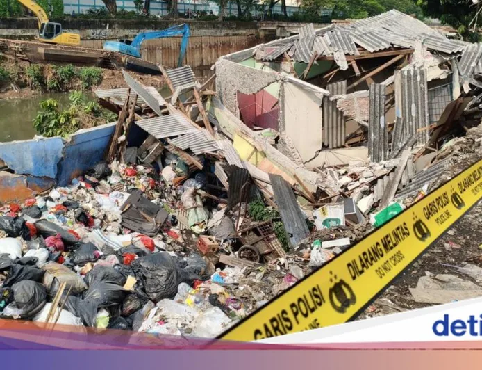 Ambruknya Rumah Pinggir Kali di Benhil Jakarta Pusat karena Abrasi Sungai