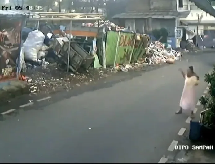 Bangunan Indekos Petamburan Ambruk Akibat Longsor, CCTV Rekam Detik-detik Evakuasi