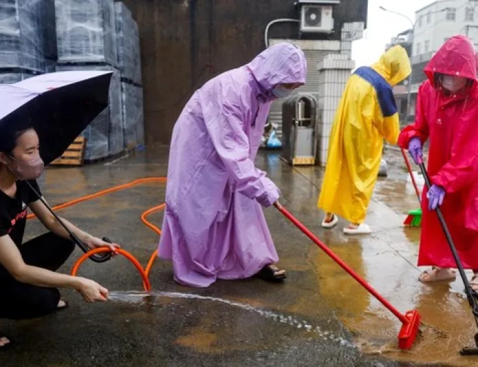 Topan Mekkhala Hantam Taiwan: Lumpur dan Sampah Rendam Rumah Warga