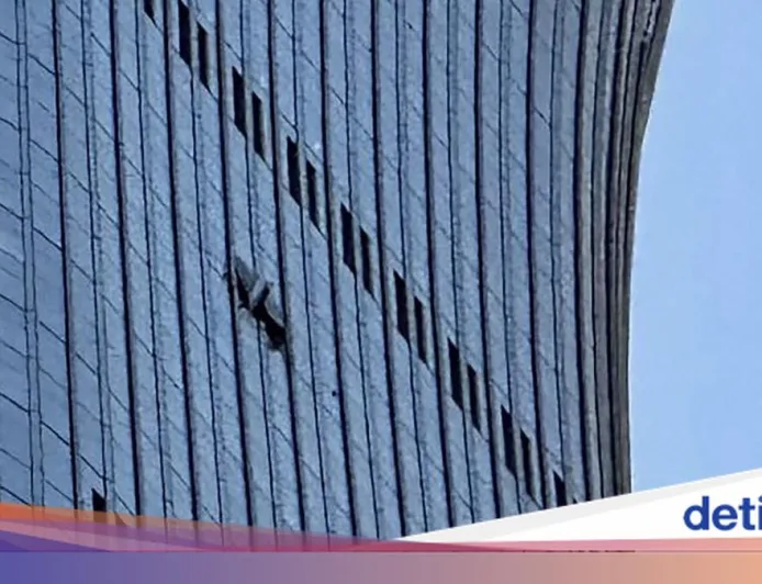 Pesawat Tabrak Gedung Tertinggi Beijing: Kecelakaan atau Serangan Terencana?