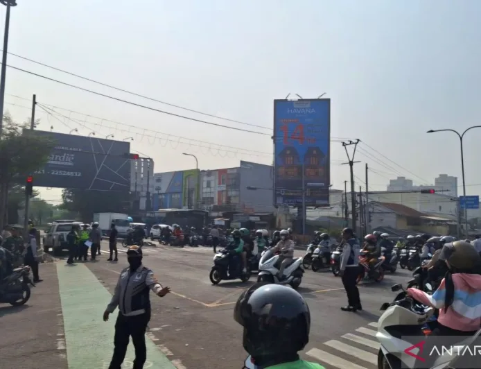 Kecelakaan Truk Rem Blong di Simpang Unisma Bekasi Sebabkan Kemacetan Parah