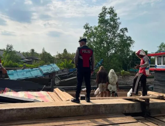 Polsek Daik Lingga Patroli Antisipasi Banjir dan Longsor Akibat Cuaca Ekstrem