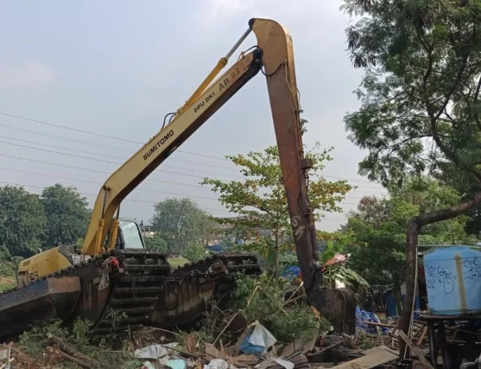 29 Gubuk Liar di Kanal Banjir Barat Tanah Abang Dibongkar untuk Penataan Bantaran Sungai