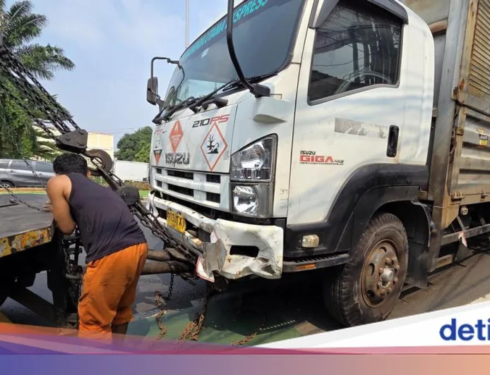 Truk Rem Blong Tabrak Motor di Lampu Merah Bekasi, 1 Tewas 5 Luka