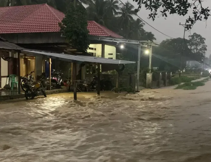 Banjir di Ampana Kota: Hujan Deras Sebabkan Genangan di Dua Desa dan Jalan Utama