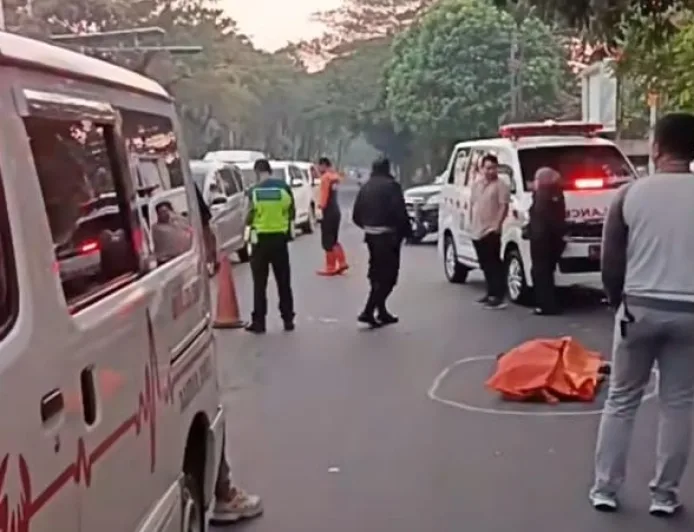 Perempuan Paruh Baya Meninggal Dunia di Semolowaru, Diduga Terobos Lampu Merah