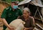 Penjaga Perbatasan Provinsi Ca Mau: Memberikan bantuan kepada warga yang rumahnya rusak akibat tanah longsor.