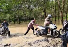 Personel Polsek Bosar Maligas Bantu Warga Terdampak Banjir dengan Bantuan dan Evakuasi Cepat