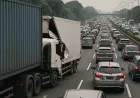 Tol Cikampek Arah Jakarta Macet Parah Akibat Kecelakaan Truk dan Wing Box