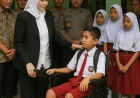 Lita Machfud Arifin Serahkan Kursi Roda Elektrik untuk Siswa SD Korban Kecelakaan di Sidoarjo
