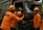 Tim SAR Evakuasi Sopir Truk Terjepit Usai Kecelakaan di Pasaman