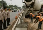 Polsek Serang Baru Cor Sisi Jalan Raya Makmun Nawawi untuk Kurangi Risiko Kecelakaan