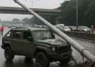 Mobil Maung Kecelakaan di Tol Dalam Kota, Tiang Penerangan Ambruk