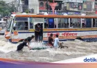 Banjir Rendam Jalanan Dhaka: Warga Terobos Genangan Demi Beraktivitas
