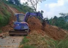 Material Longsor Tutupi Jalan Jatiyoso, Warga Terpaksa Gunakan Jalur Alternatif