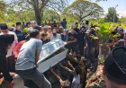 Isak Tangis Warnai Pemakaman Tiga Korban Kecelakaan Tol Pandaan-Malang di TPU Pegirian
