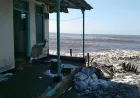 Banjir Rob dan Angin Kencang Jebol Dua Rumah Warga Pesisir Situbondo