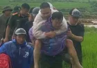 Polisi Lai Chau Selamatkan Dua Warga Terjebak Banjir Bandang di Sungai Nam Vai
