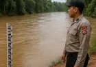 Personel Polsek Embaloh Hulu Pantau Ketinggian Air Sungai Antisipasi Banjir