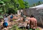 TNI Bersama Warga Gotong Royong Bersihkan Material Longsor di Kampung Lelipang