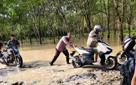 Personel Polsek Bosar Maligas Bantu Warga Terdampak Banjir dengan Bantuan dan Evakuasi Cepat