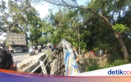 Bus Sugeng Rahayu Terperosok ke Sungai di Nganjuk, Belasan Penumpang Dievakuasi