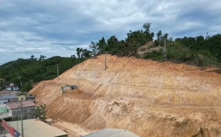 Menjelang musim hujan, warga di wilayah barat provinsi Nghe An khawatir akan terjadinya tanah longsor.