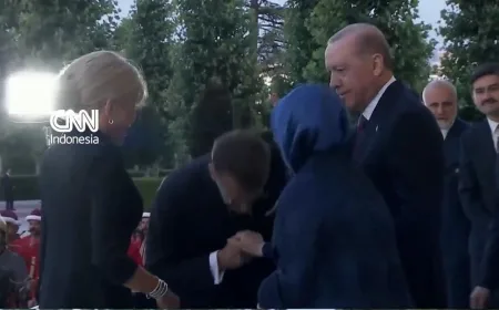 Istri Erdogan Tarik Lengan Saat Macron Hendak Cium Tangan di KTT NATO Ankara