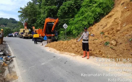 Dinas PUPR Kota Padang Gerak Cepat Bersihkan Longsor di Gunung Padang