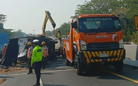 Truk Pengangkut Trafo Terguling di Tol Cipali, Arus Lalu Lintas Macet Panjang