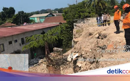 Longsor Tebing 11 Meter di Ciomas Bogor Tersumbat Aliran Kali Ciapus