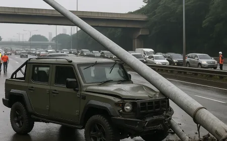 Mobil Maung Kecelakaan di Tol Dalam Kota, Tiang Penerangan Ambruk