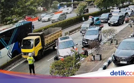 Tabrakan 2 Mobil Minibus di Slipi Arah Tomang Sebabkan Lalin Macet Parah