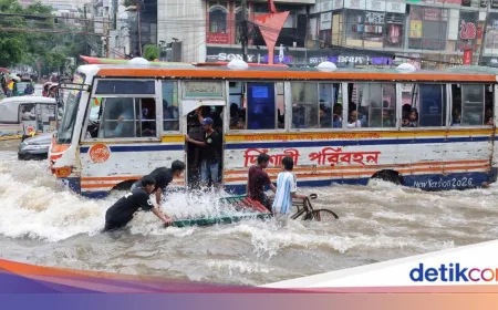 Banjir Rendam Jalanan Dhaka: Warga Terobos Genangan Demi Beraktivitas