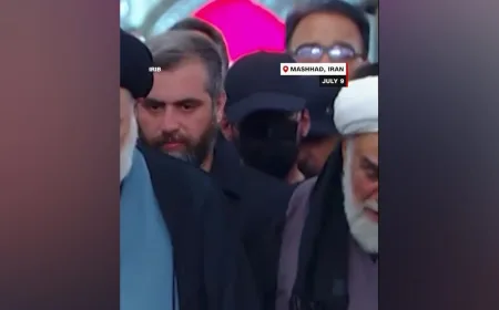 Mojtaba Khamenei Diduga Hadiri Pemakaman Ali Khamenei dengan Penampilan Misterius