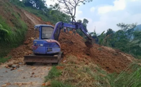Material Longsor Tutupi Jalan Jatiyoso, Warga Terpaksa Gunakan Jalur Alternatif