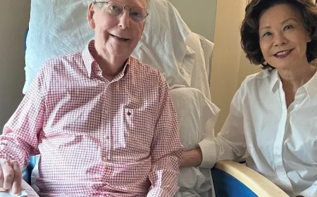 Foto McConnell dengan Koran Memicu Spekulasi AI di Media Sosial