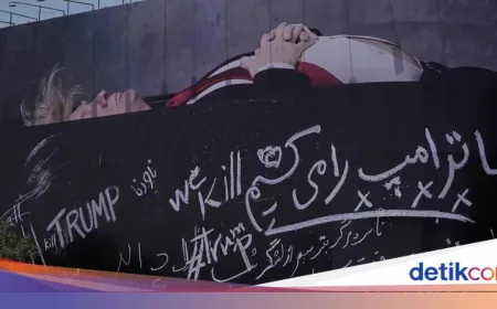 Iran Pasang Billboard Provokatif 'Trump dalam Peti Mati' di Teheran