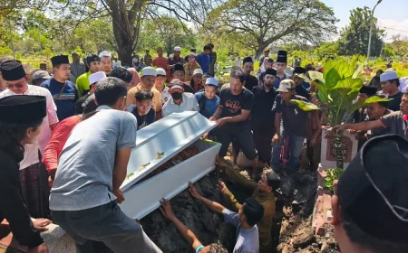 Isak Tangis Warnai Pemakaman Tiga Korban Kecelakaan Tol Pandaan-Malang di TPU Pegirian