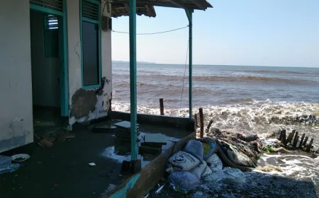 Banjir Rob dan Angin Kencang Jebol Dua Rumah Warga Pesisir Situbondo