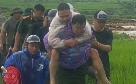 Polisi Lai Chau Selamatkan Dua Warga Terjebak Banjir Bandang di Sungai Nam Vai