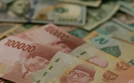 Rupiah Jatuh ke Rp17.630, Tertekan Sentimen Global dan Anjlok Bersama Mata Uang Asia