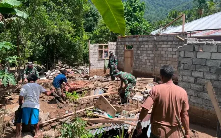 TNI Bersama Warga Gotong Royong Bersihkan Material Longsor di Kampung Lelipang