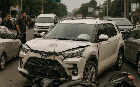 Kecelakaan Beruntun di Jalan Yos Soedarso: Toyota Raize Tabrak Motor dan 2 Mobil